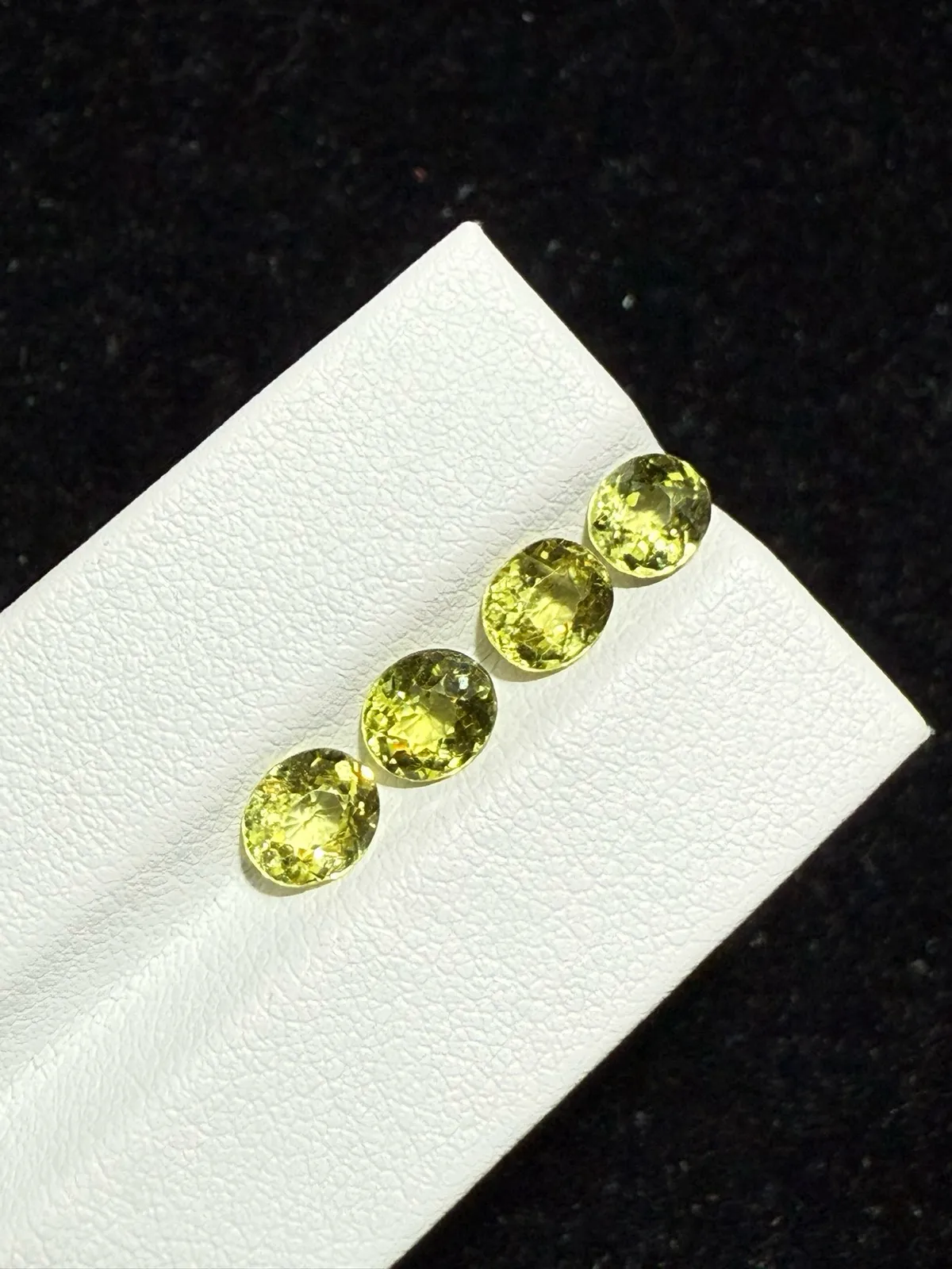 3.365ct天然马里榴石裸石，尺寸5.9*5.1*3.3毫米，颜色美艳 ，晶体通透，火彩足