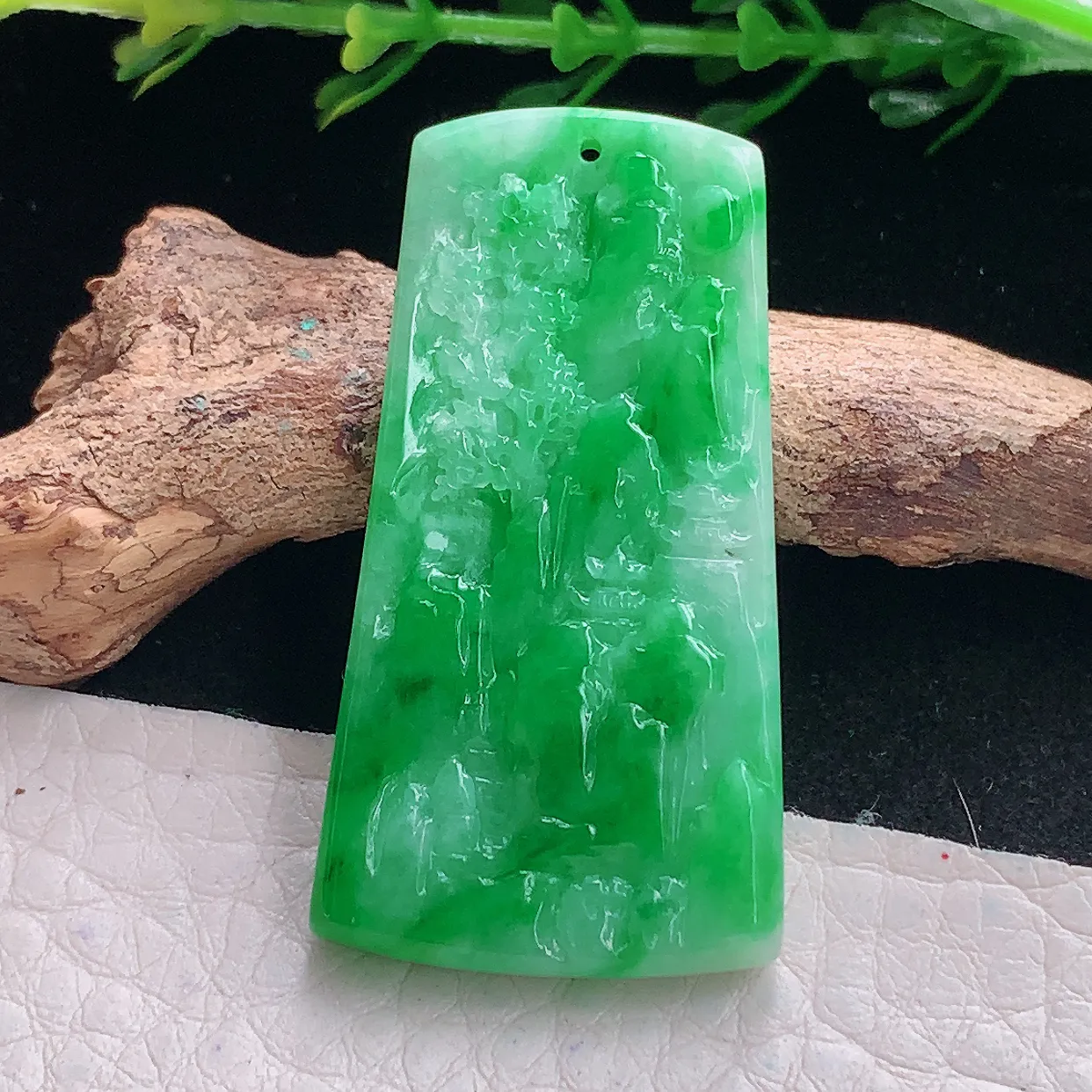 zzx自然光40.3*21.8*4.8天然缅甸翡翠阳绿山水 大好河山玉吊坠