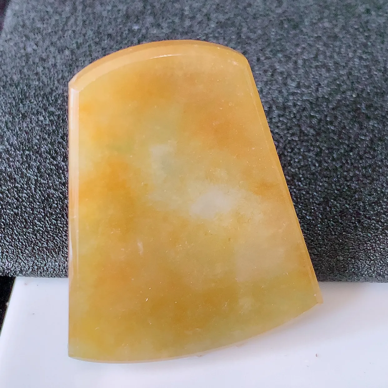 自然光实拍，冰润黄翡翡翠平安无事牌吊坠，平平安安，无事牌翠色灵动，佩戴平安时尚！#00.26