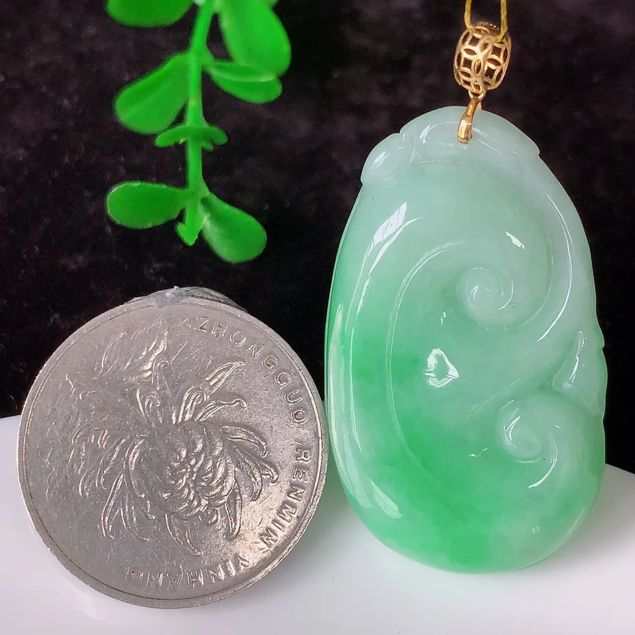 自然光实拍，18K金镶嵌冰润飘绿翡翠如意吊坠，款式新颖，佩戴效果时尚出众，尽显气质，玉质细腻，美感十足。#35.29整体42.5裸石37*22.5*5.5