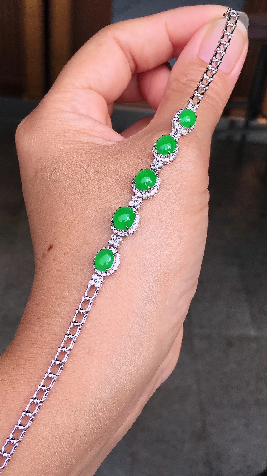 阳绿蛋面手链，色泽均匀艳丽，玉质细腻，荧光感超
强，饱满圆润，尽显优雅气质，18k
金豪华镶嵌