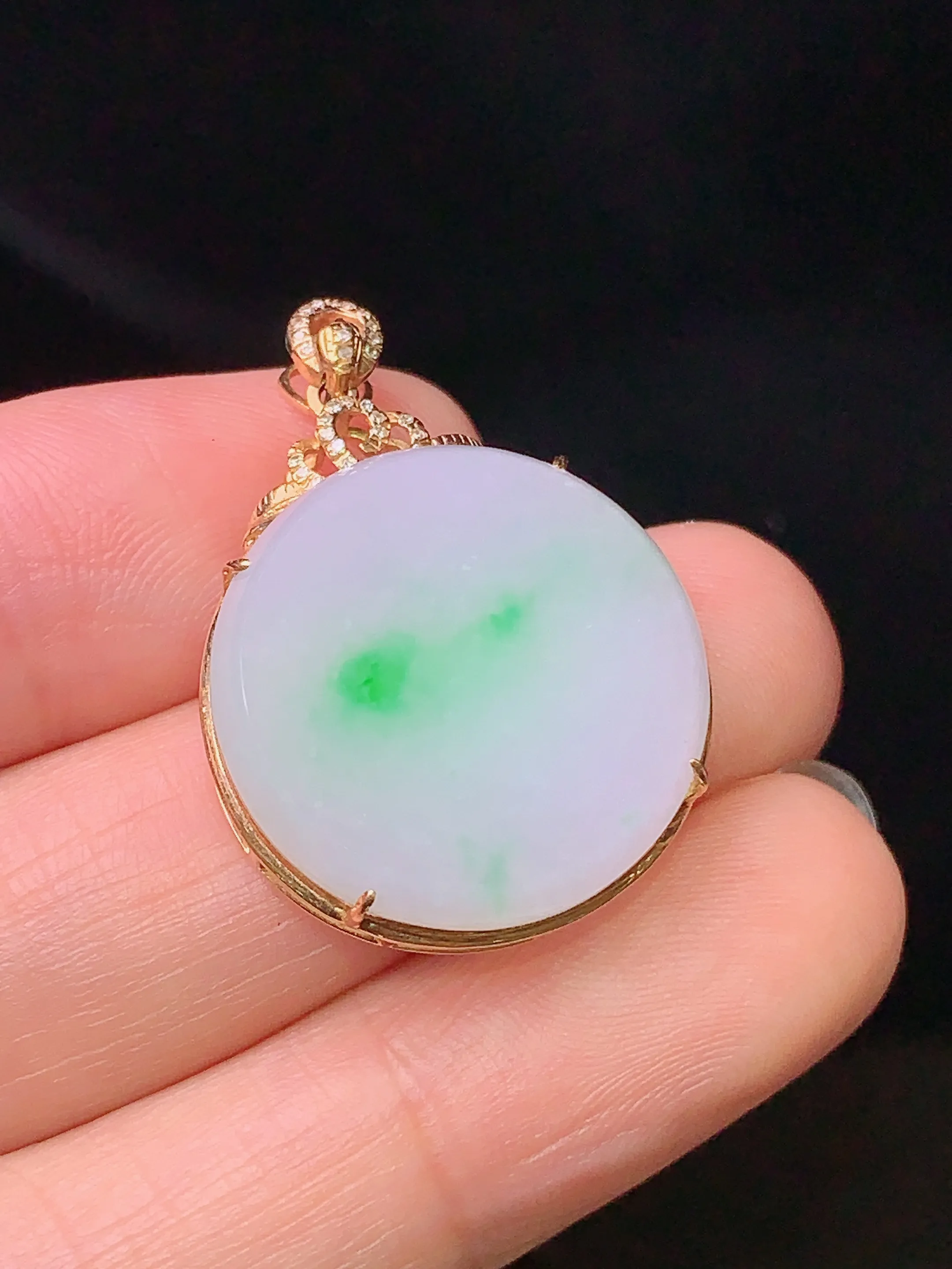 18k金钻镶嵌飘绿圆牌吊坠 玉质细腻 色泽艳丽 水润亮眼  整体尺寸28.6*20.8*7