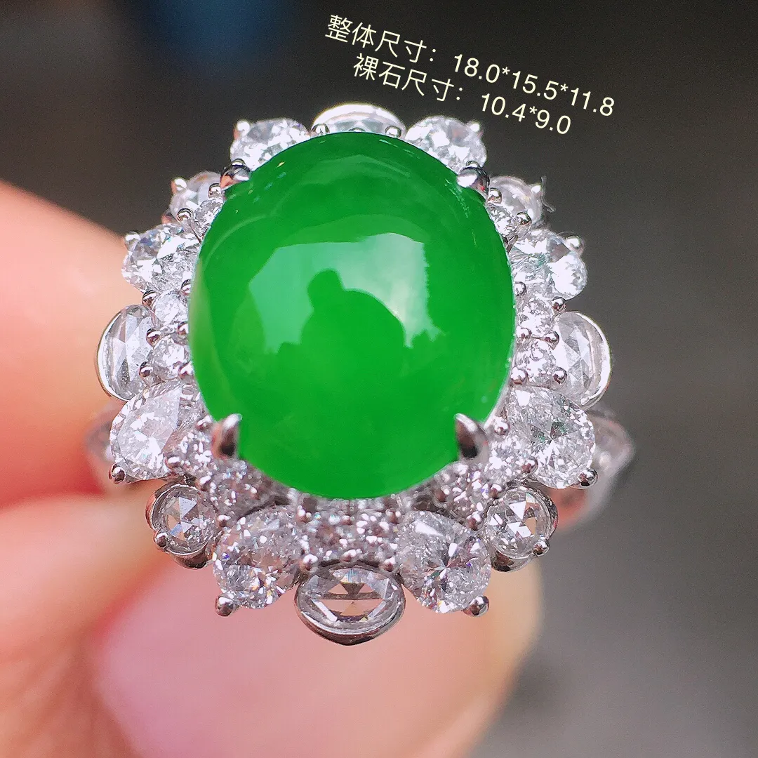 阳绿蛋面戒指，色泽均匀艳丽，玉质细腻，荧光感超
强，饱满圆润，尽显优雅气质，18k
金豪华镶嵌