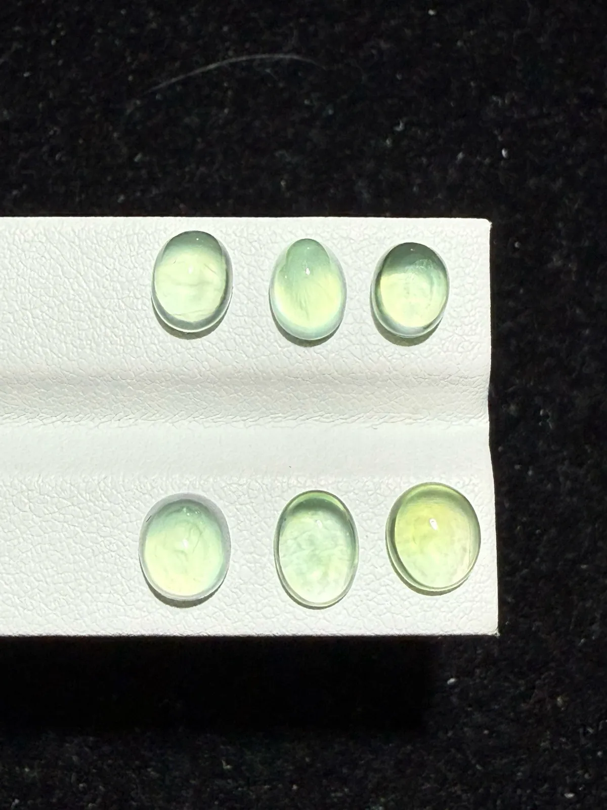 8.88ct天然葡萄石裸石，尺寸7.1*5.7*4.2mm，颜色美艳 ，微棉，冰透，起荧光