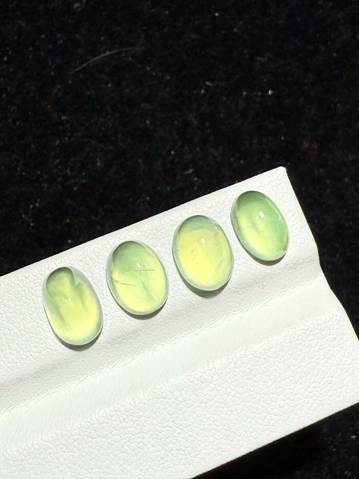 11.735ct天然葡萄石裸石，尺寸9.3*7.2*6.2mm，颜色美艳 ，微棉，冰透，起荧光