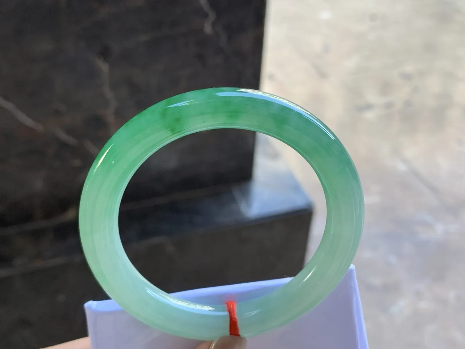 54-9.4

阳绿色圆条手镯^_^玉质温润