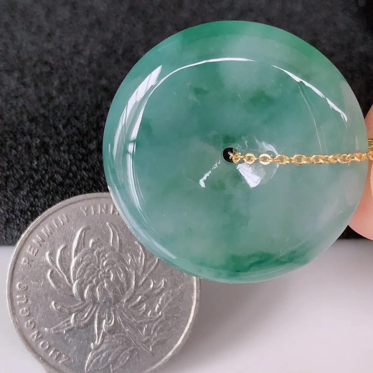 自然光实拍，冰种飘花翡翠平安扣吊坠，冰透，灵动飘逸，寓意平平安安，平安扣佩戴端庄漂亮！#93.29