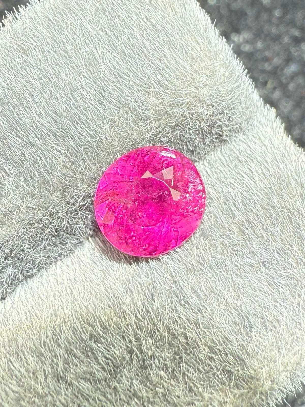 2.28ct天然卢比来碧玺裸石，尺寸8×7.3×5.7mm，颜色美艳，晶体微棉，火彩足