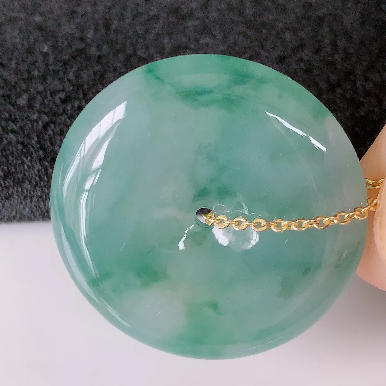 自然光实拍，冰种飘花翡翠平安扣吊坠，冰透，灵动飘逸，寓意平平安安，平安扣佩戴端庄漂亮！#93.29