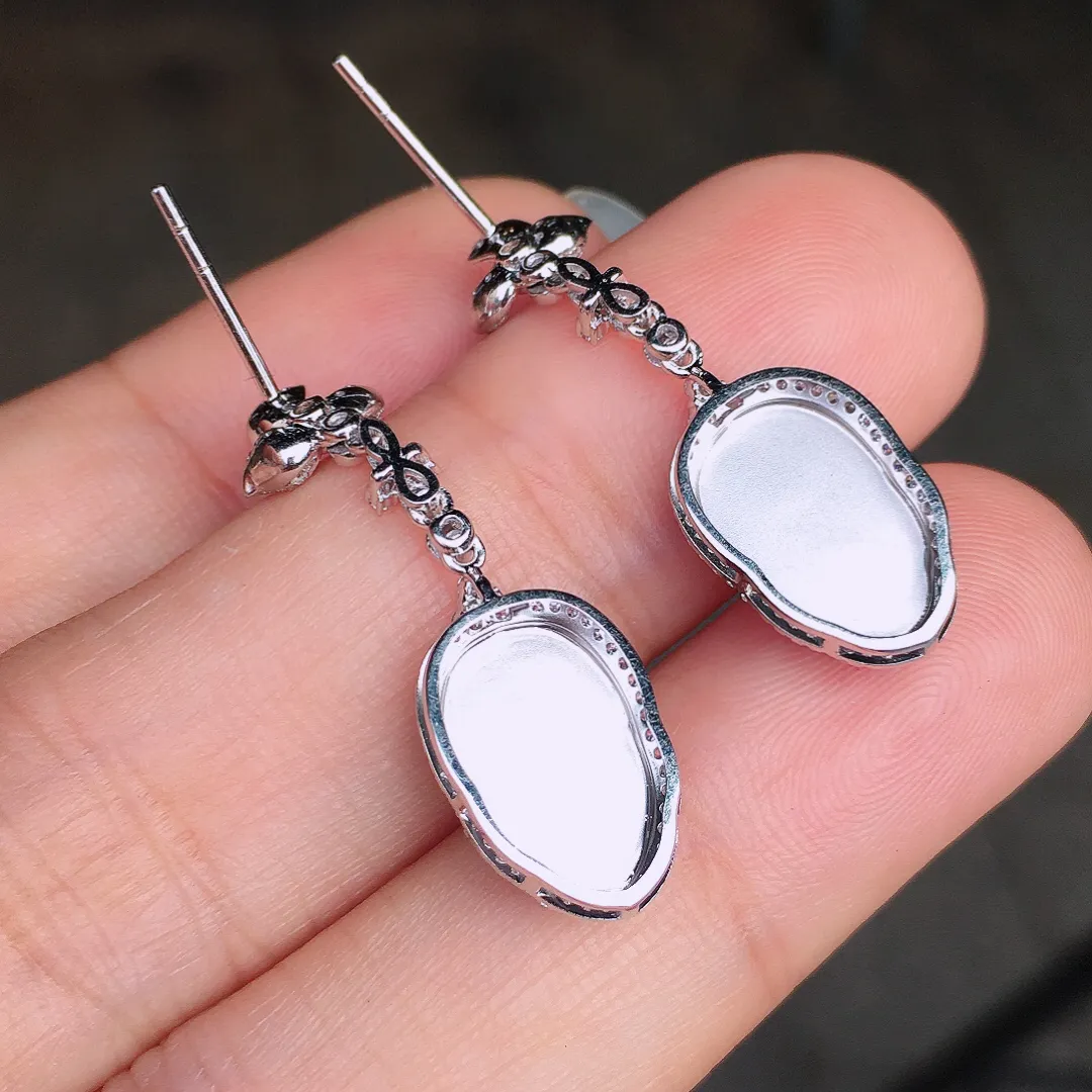 阳绿玉叶耳坠，色泽均匀艳丽，玉质细腻，荧光感超
强，饱满圆润，尽显优雅气质，18k
金豪华镶嵌