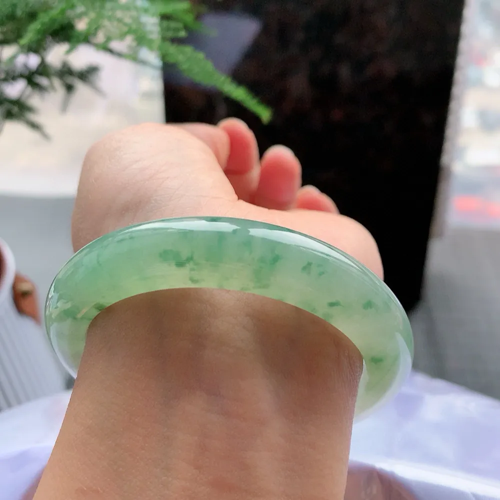 正圈高冰绿花 无瑕 尺寸:54.8/12/8.9 种色兼备