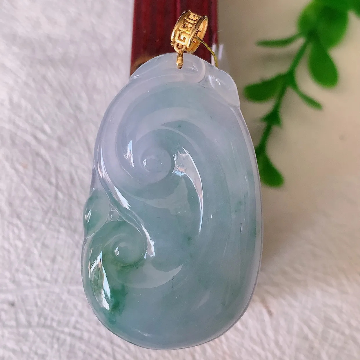 自然光实拍，18k金镶嵌紫罗兰飘花翡翠如意吊坠，寓意顺心如意，事事如意，吉祥如意，细腻饱满，色泽鲜艳，称心如意佩戴优雅时尚！#35.26整体45.5裸石39.5*24.5*5.6