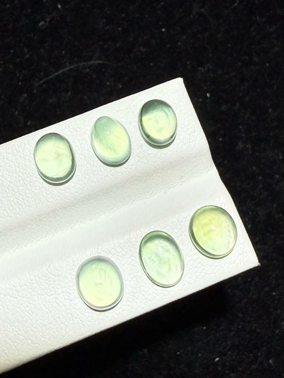 8.88ct天然葡萄石裸石，尺寸7.1*5.7*4.2mm，颜色美艳 ，微棉，冰透，起荧光