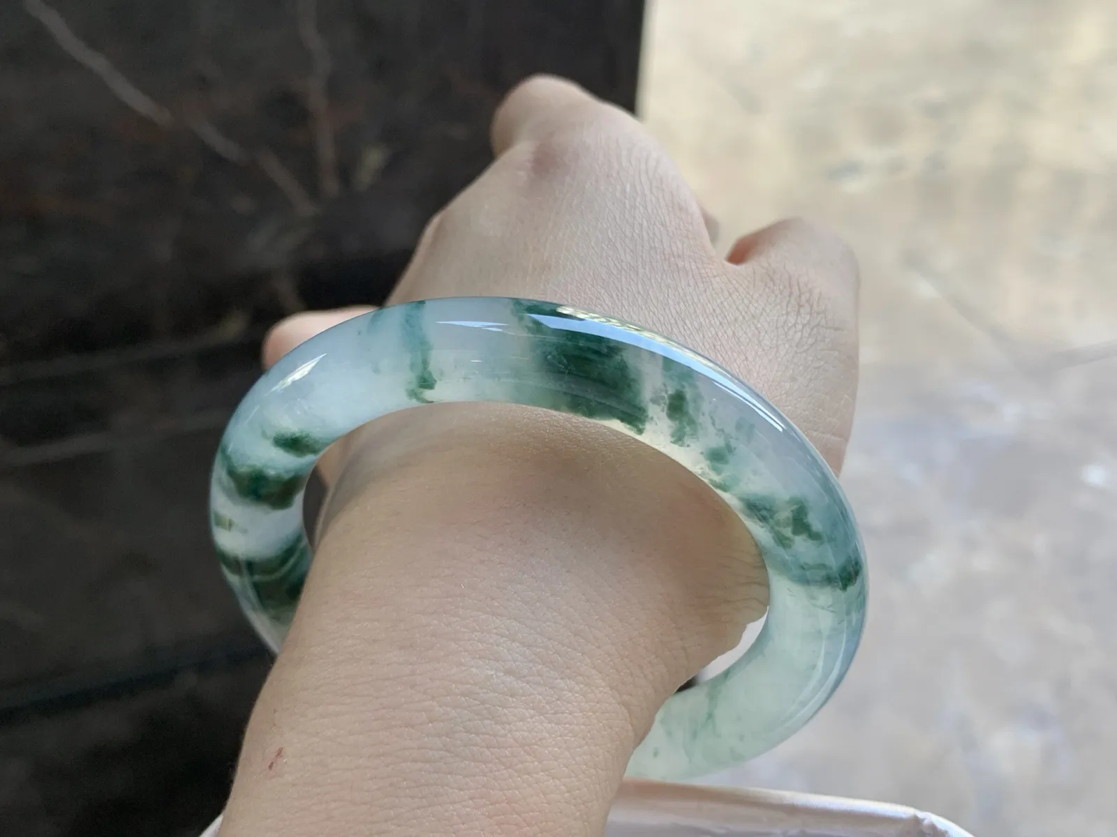 56-10.6

冰蓝花圆条手镯^_^种老 荧光十足透亮