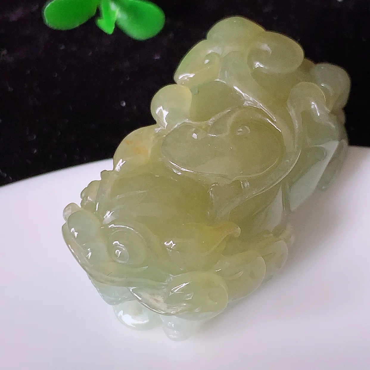 自然光实拍，冰润黄翡招财貔貅翡翠吊坠，民间有“一摸貔貅运程旺盛，再摸貔貅财运滚滚，三摸貔貅平步青云 ”的美好祝愿。#81.26