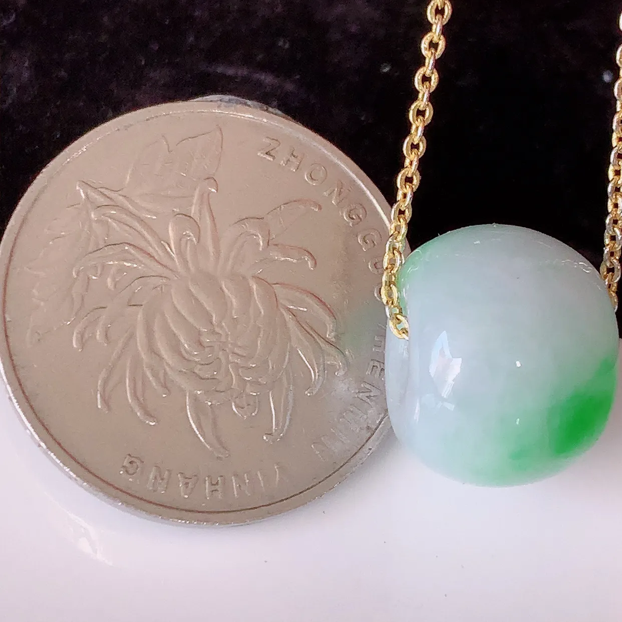 自然光实拍，冰润飘阳绿翡翠路路通吊坠，寓意好运连连，路路畅通，经典款式，财运滚滚，路路通，佩戴效果更好！配图银链子#05.26