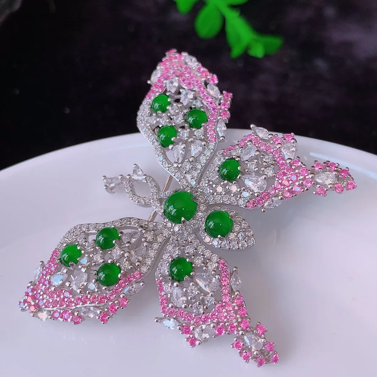 冰透满绿翡翠925银镶嵌蝴蝶胸针，自然光实拍，翠色灵动，颜色漂亮，种老水足，品相佳，佩戴佳品！#97.26整体50*39*8裸石5*5