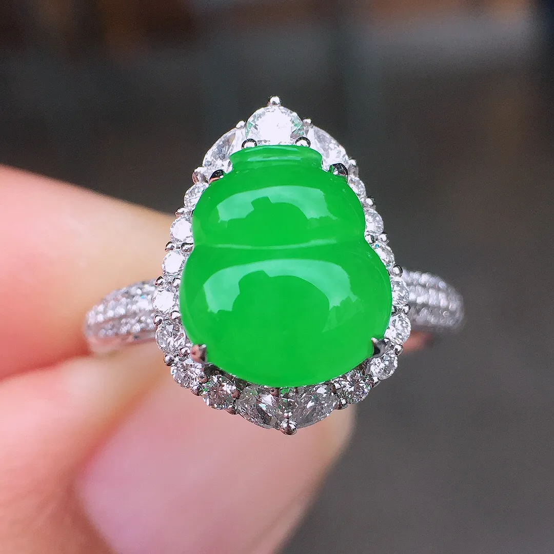 阳绿葫芦戒指，色泽均匀艳丽，玉质细腻，荧光感超
强，饱满圆润，尽显优雅气质，18k
金豪华镶嵌