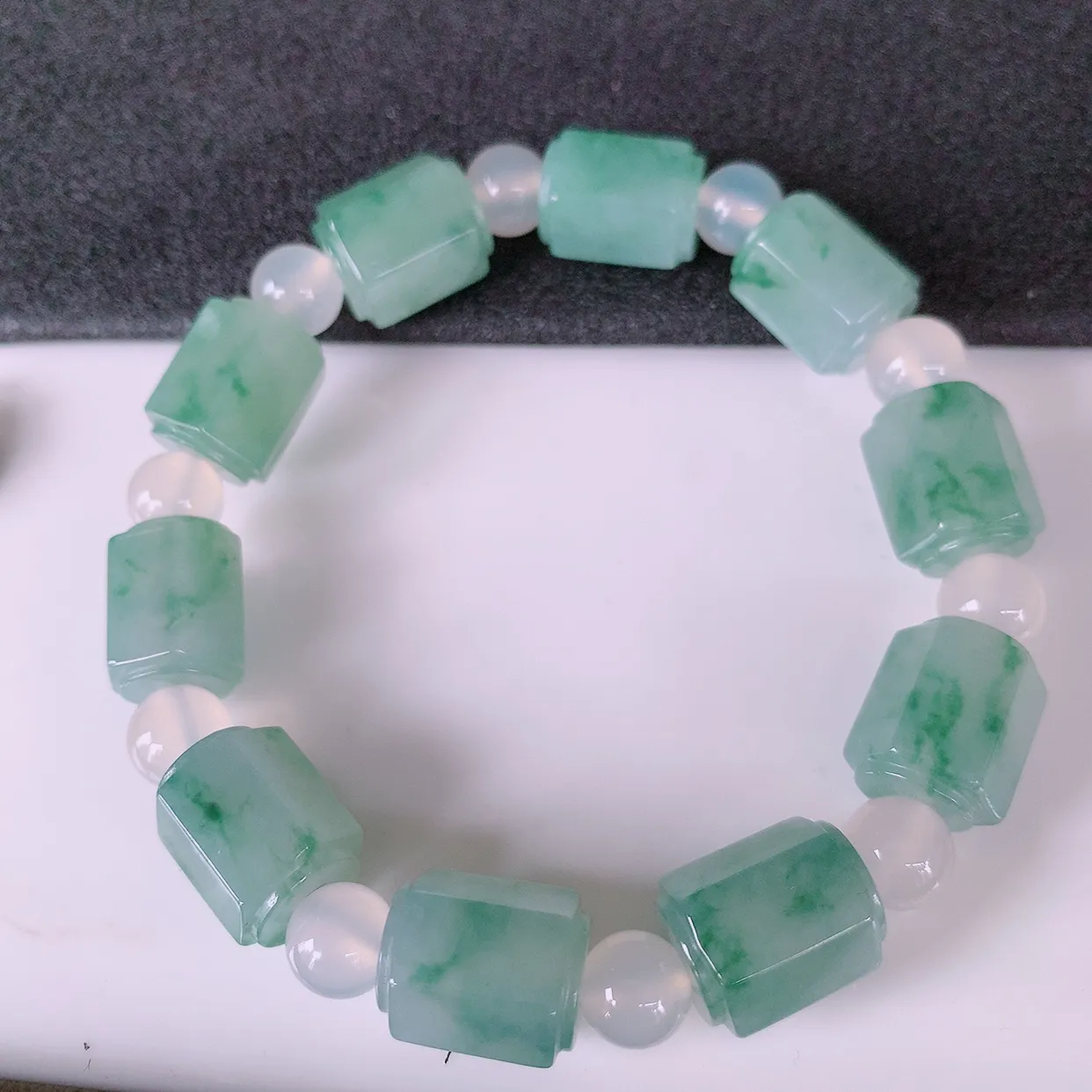 自然光实拍，冰润飘花翡翠路路通手串，花式飘逸，佩戴效果大方时尚，圆珠为装饰珠！#89.29取一尺寸13.8*10.5