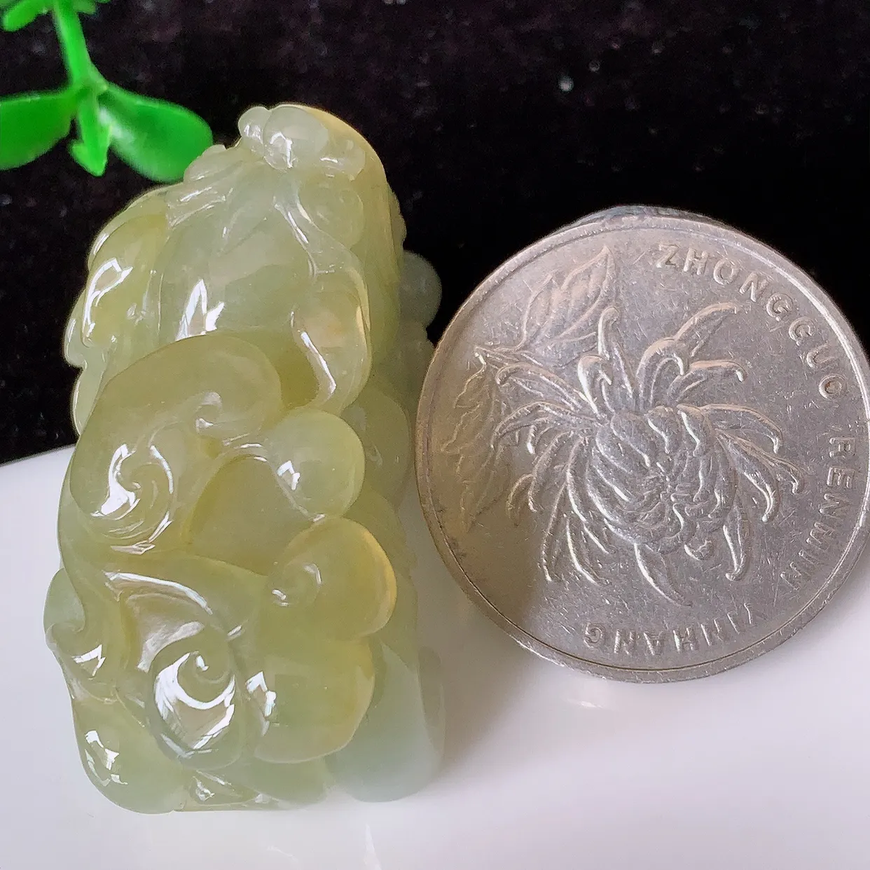 自然光实拍，冰润黄翡招财貔貅翡翠吊坠，民间有“一摸貔貅运程旺盛，再摸貔貅财运滚滚，三摸貔貅平步青云 ”的美好祝愿。#81.26