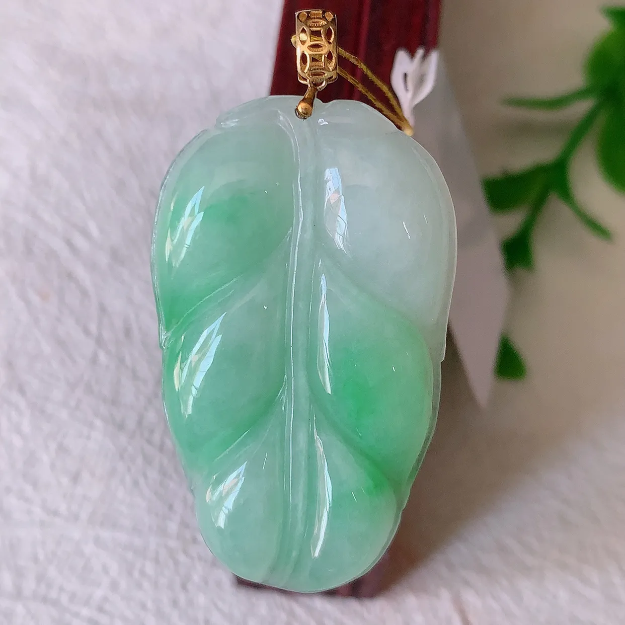 18K金镶嵌飘绿翡翠叶子吊坠 ，种水足，色泽清新，工艺精湛，叶子寓意美好；金枝玉叶，事业有成。#35