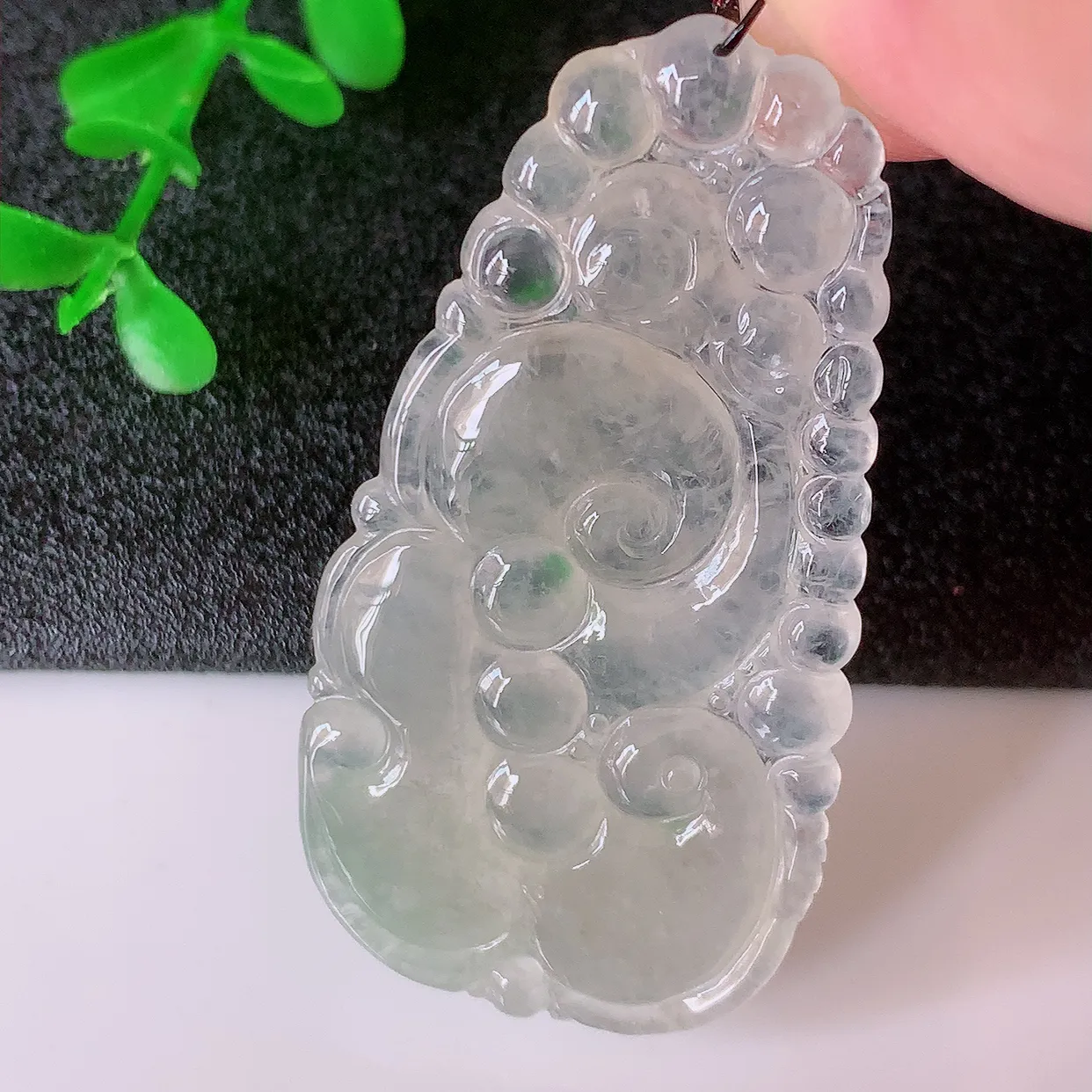 自然光实拍，冰种黄翡翡翠如意吊坠，玉坠百搭又精致，寓意着吉祥，事事如意！#01.26