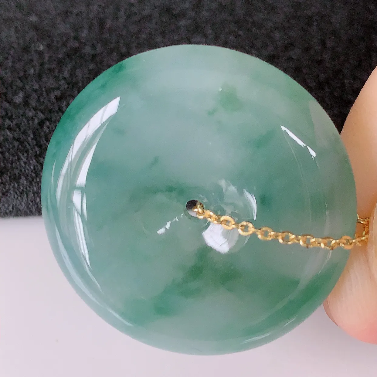 自然光实拍，冰种飘花翡翠平安扣吊坠，冰透，灵动飘逸，寓意平平安安，平安扣佩戴端庄漂亮！#93.29