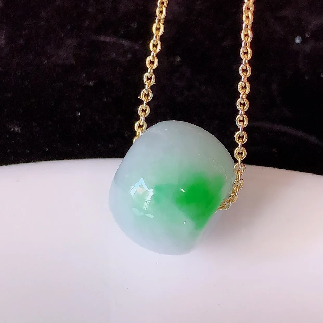 自然光实拍，冰润飘阳绿翡翠路路通吊坠，寓意好运连连，路路畅通，经典款式，财运滚滚，路路通，佩戴效果更好！配图银链子#05.26