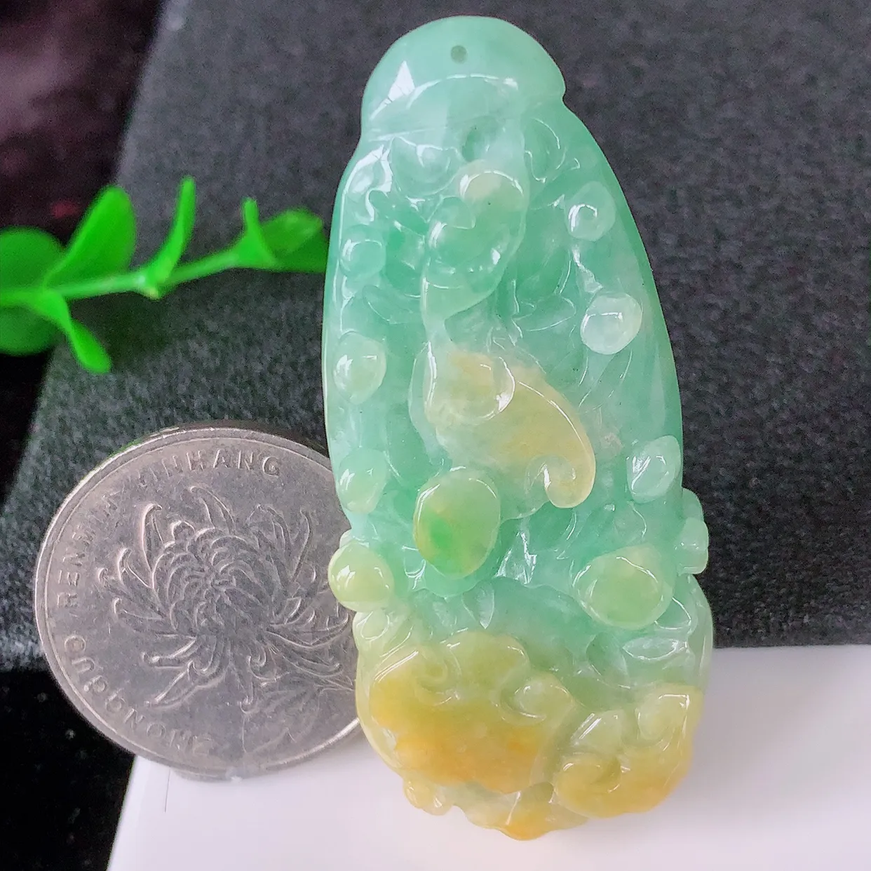 自然光实拍，冰润黄加绿翡翠招百财白菜吊坠，百财聚来，财源滚滚，色泽鲜艳，精工水润的白菜，性价比高！#85.29
