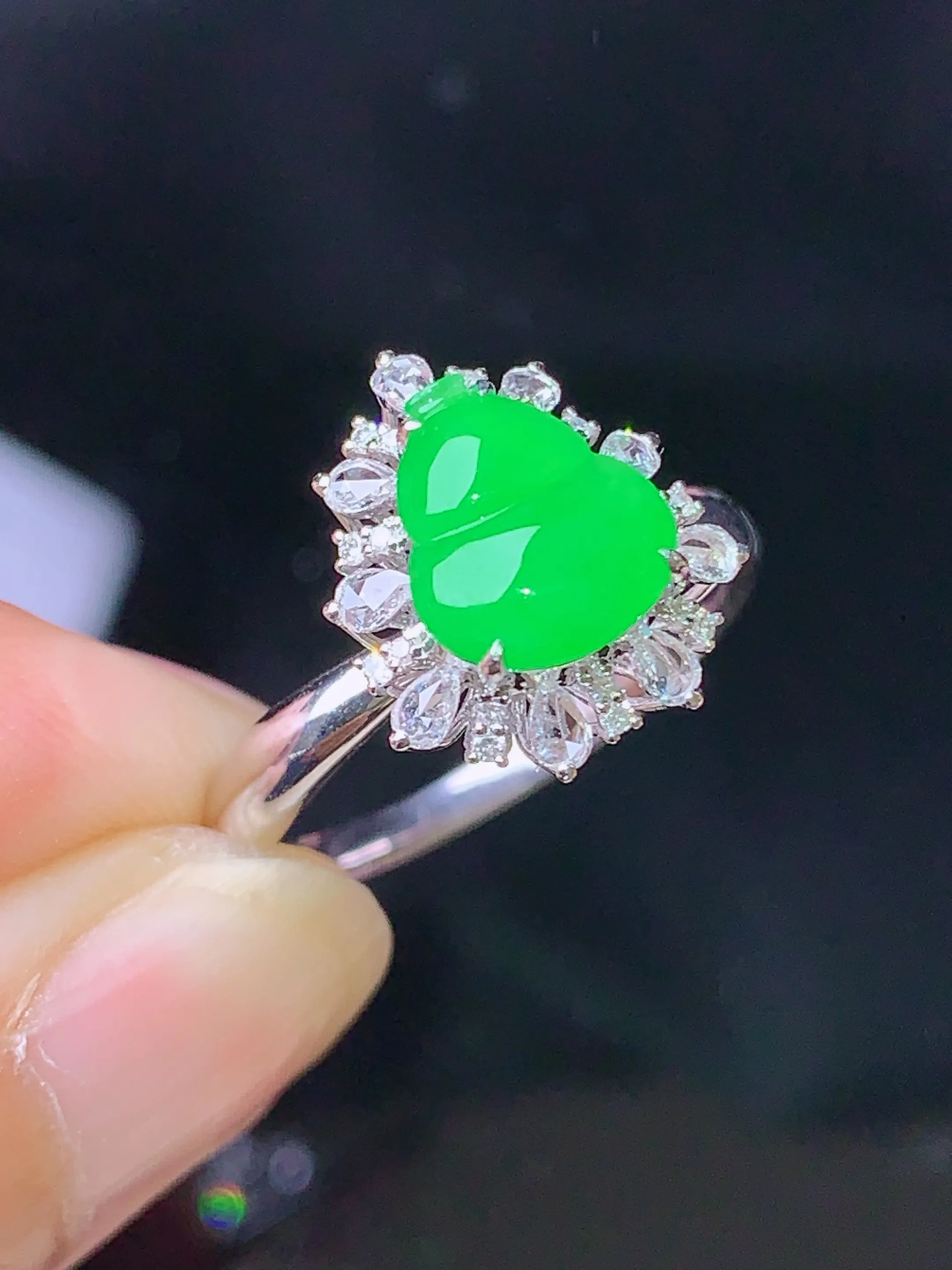 18k金钻镶嵌翠绿葫芦戒指 玉质细腻 色泽艳丽 水润亮眼  圈口15.5 整体尺寸15.8*11.7