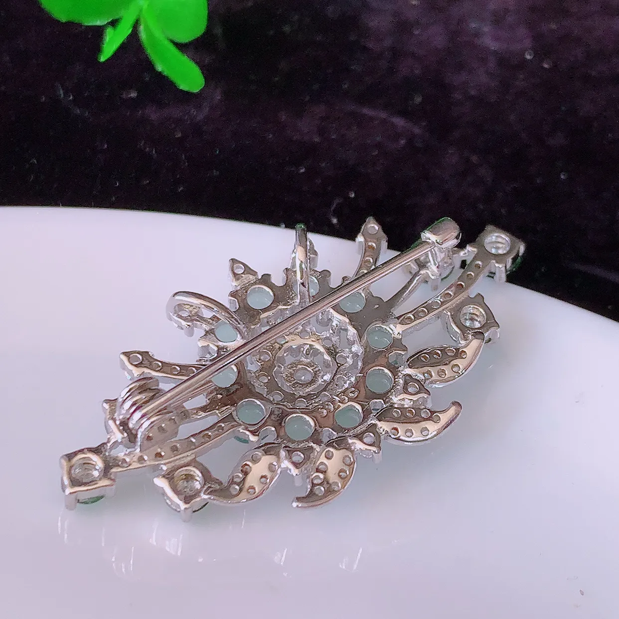 冰透满绿翡翠925银镶嵌胸针，自然光实拍，翠色灵动，颜色漂亮，种老水足，品相佳，佩戴佳品！#97.26整体39*20.5*6.8裸石3.3*3.3