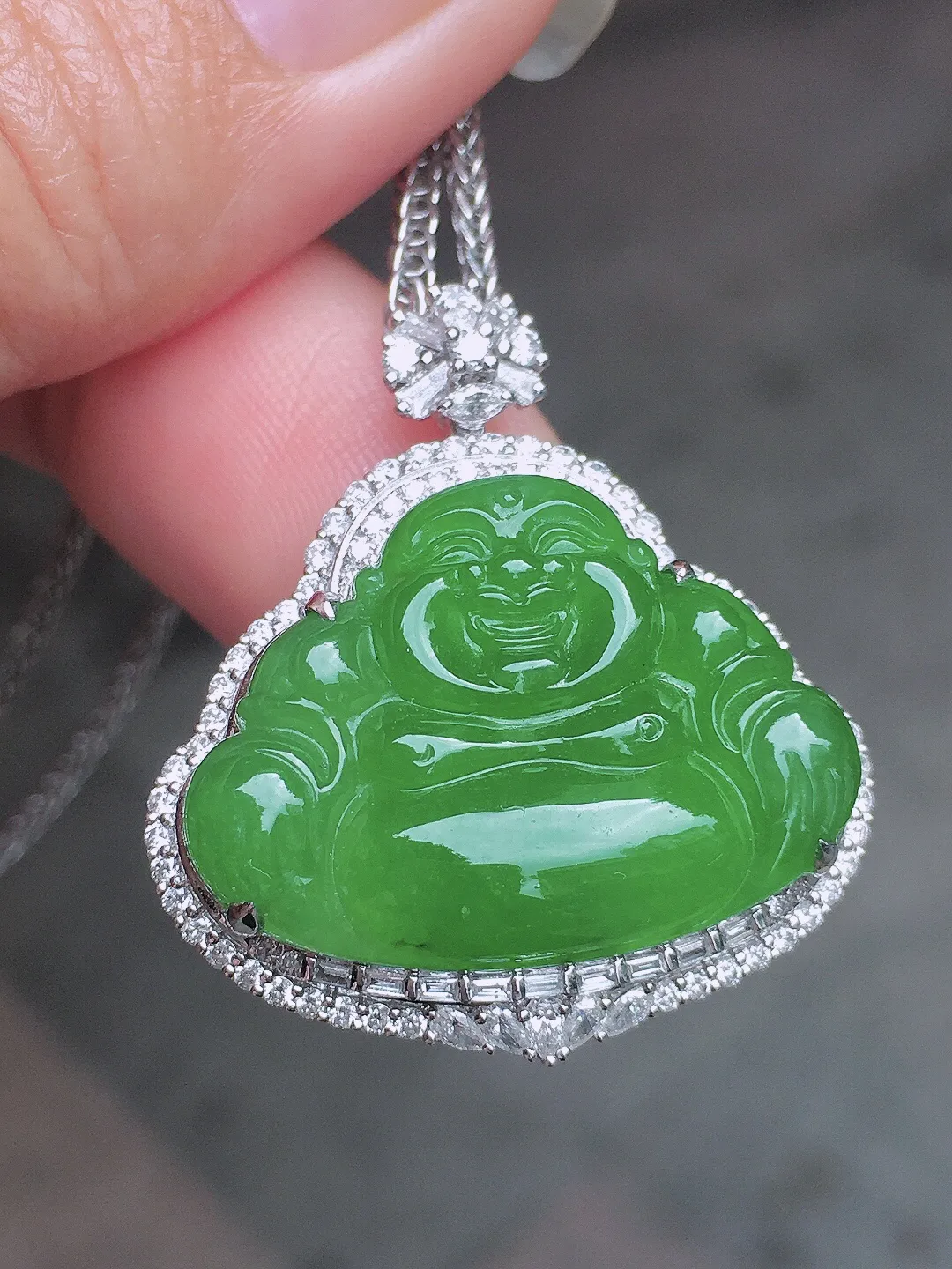 阳绿佛公吊坠，色泽均匀艳丽，玉质细腻，荧光感超
强，饱满圆润，尽显优雅气质，18k
金豪华镶嵌