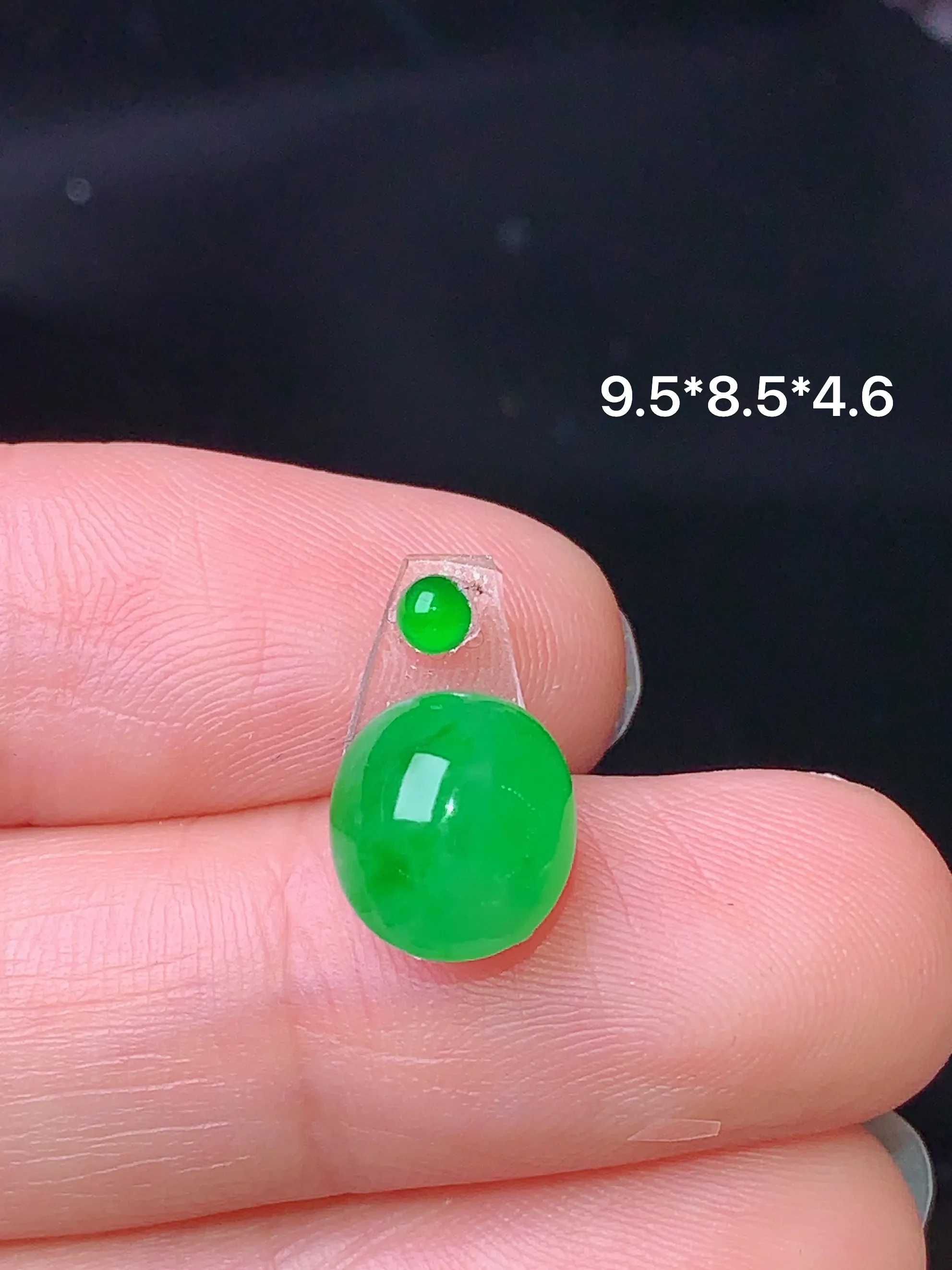 镶嵌款 翠绿蛋面吊坠 玉质细腻 色泽艳丽 水润亮眼  整体尺寸9.5*8.5*4.6