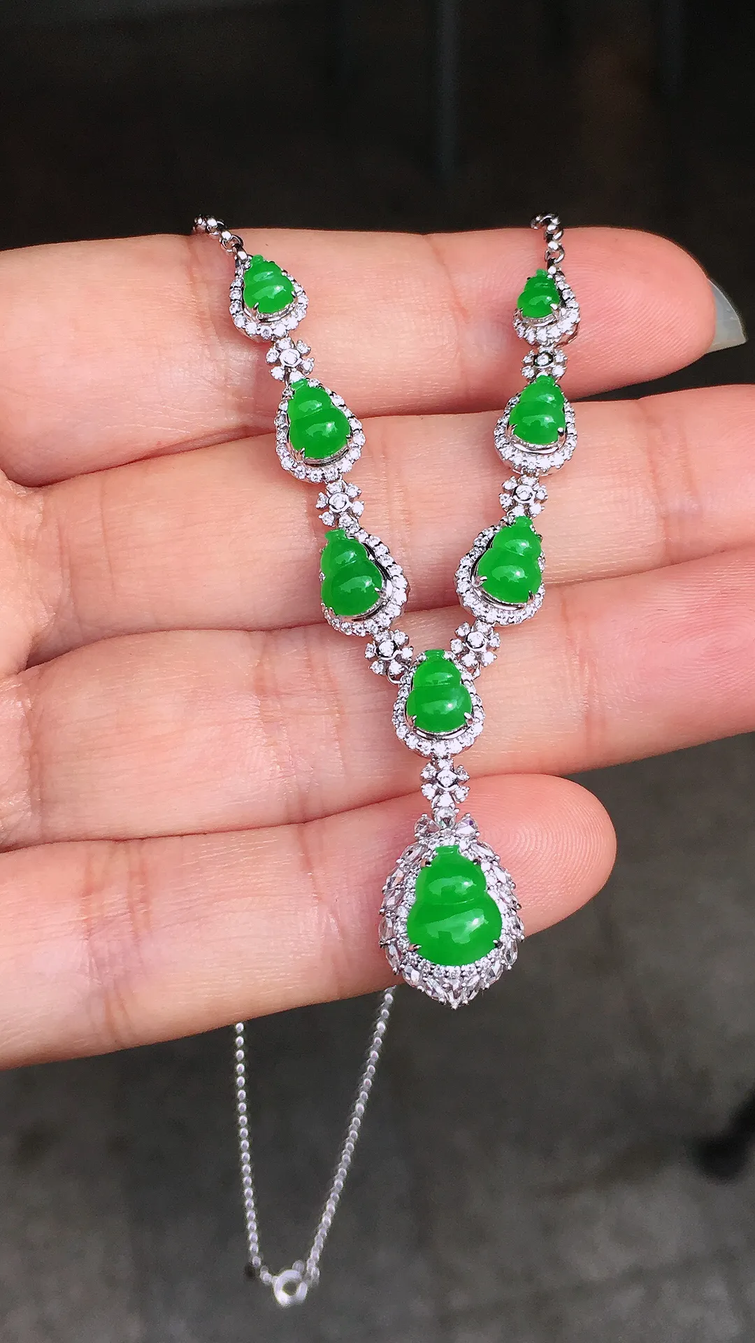 阳绿葫芦晚装项链，色泽均匀艳丽，玉质细腻，荧光感超
强，饱满圆润，尽显优雅气质，18k
金豪华镶嵌