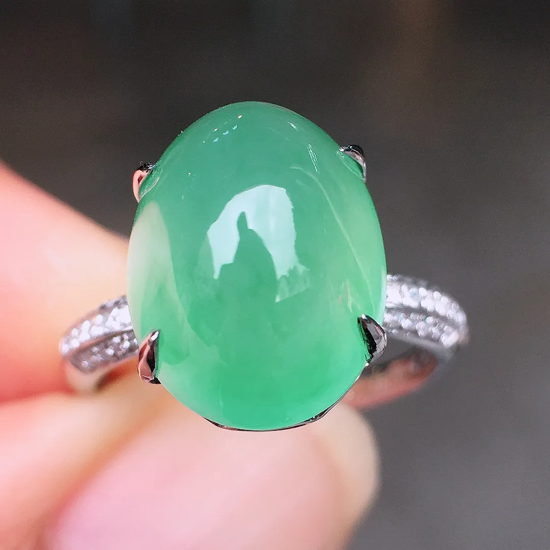 晴水蛋面戒指，色泽均匀艳丽，玉质细腻，荧光感超
强，饱满圆润，尽显优雅气质，18k
金豪华镶嵌