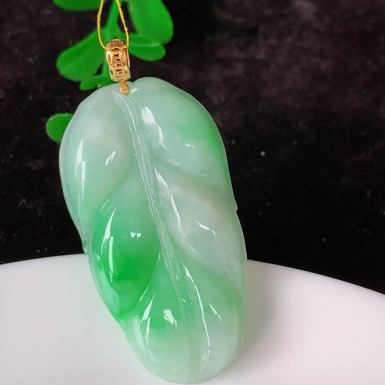 自然光实拍，18K金镶嵌冰润飘绿翡翠叶子吊坠，款式新颖，佩戴效果时尚出众，尽显气质，玉质细腻，美感十