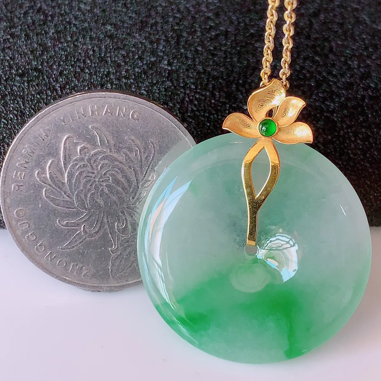 自然光实拍，18K金镶嵌冰种飘绿翡翠平安扣吊坠，玉扣，冰润光泽，寓意平平安安，平安扣佩戴时尚漂亮！#41.26整体33.5*27*4.8裸石27-27