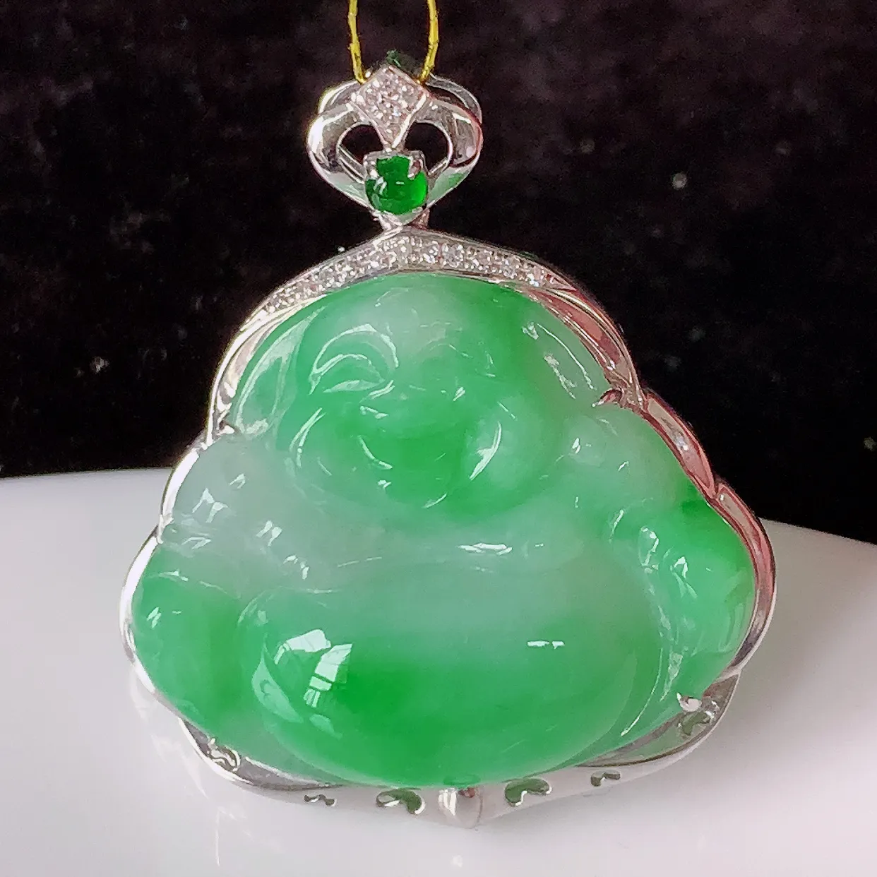 自然光实拍，18K金镶嵌冰润飘绿翡翠佛公吊坠，款式新颖，佩戴效果时尚出众，尽显气质，玉质细腻，美感十足。#35.29整体30.5-26-7.5裸石24.2*20