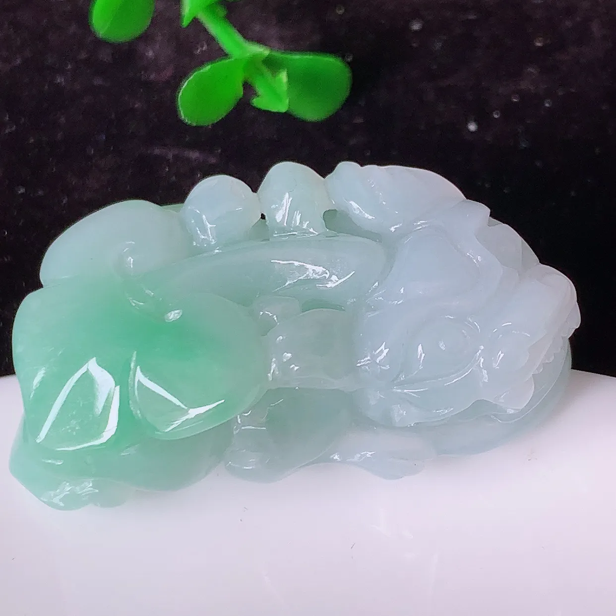 自然光实拍，冰润飘绿翡翠霸王貔貅吊坠，民间有“一摸貔貅运程旺盛，再摸貔貅财运滚滚，三摸貔貅平步青云 ”的美好祝愿。#81.26