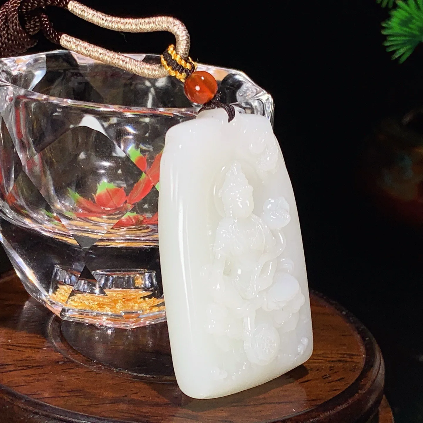 和田玉羊脂白坐莲观音牌子挂件。尺寸52/32/10重34.7克 白度一级。玉质细腻油润 脂粉好，品质好。lt251030