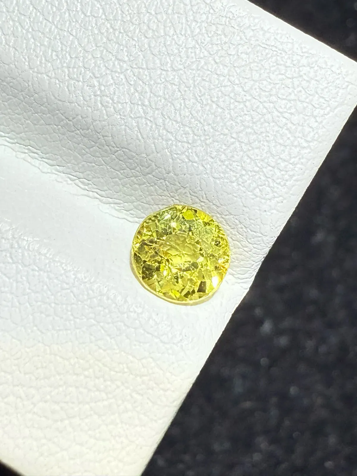 0.91ct天然马里榴石裸石，尺寸5.8*5.6*3.6毫米，颜色美艳 ，晶体通透，火彩足