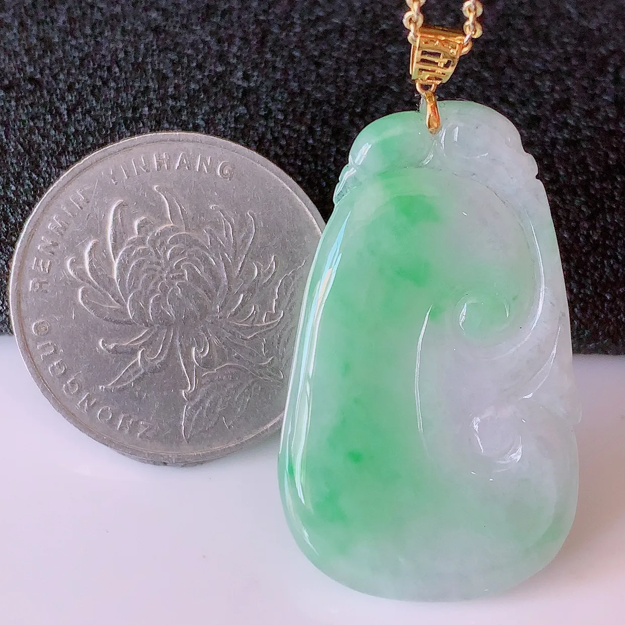 18k金镶嵌冰润飘绿翡翠如意吊坠，款式新颖时尚，日常百搭的款。清秀高雅，佩戴优雅高贵！#4.126