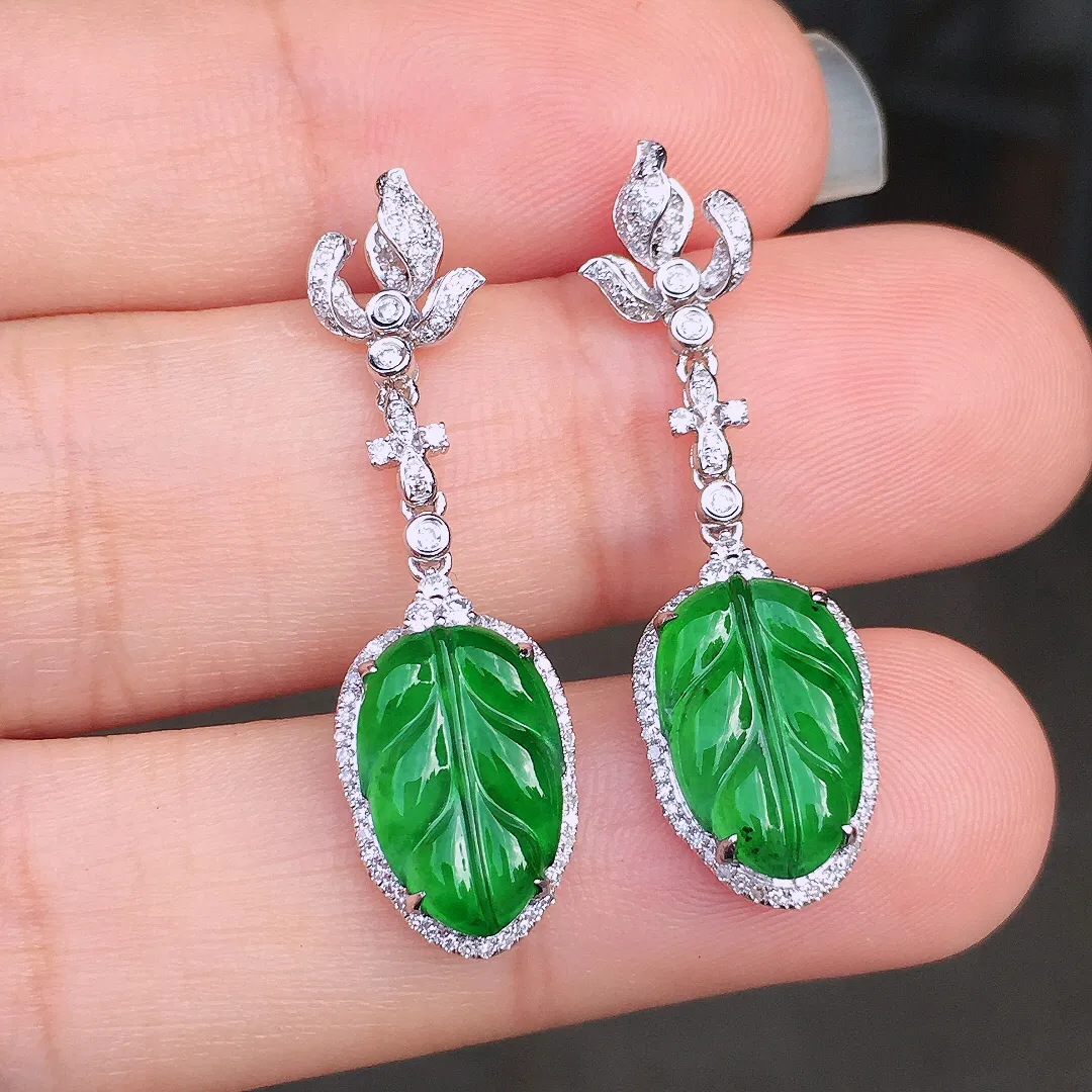 阳绿玉叶耳坠，色泽均匀艳丽，玉质细腻，荧光感超
强，饱满圆润，尽显优雅气质，18k
金豪华镶嵌