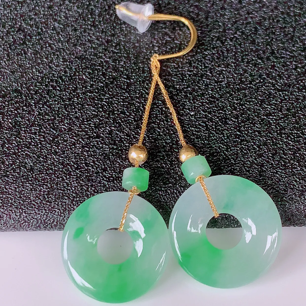 18k金镶嵌冰种飘绿翡翠平安扣耳坠，沁人心脾，耳坠佩戴效果大气出众，尽显气质。种水好，胶感足，颜相当漂亮，高性价比，值得入手品鉴！#41.29整体50.5裸石15.5*3