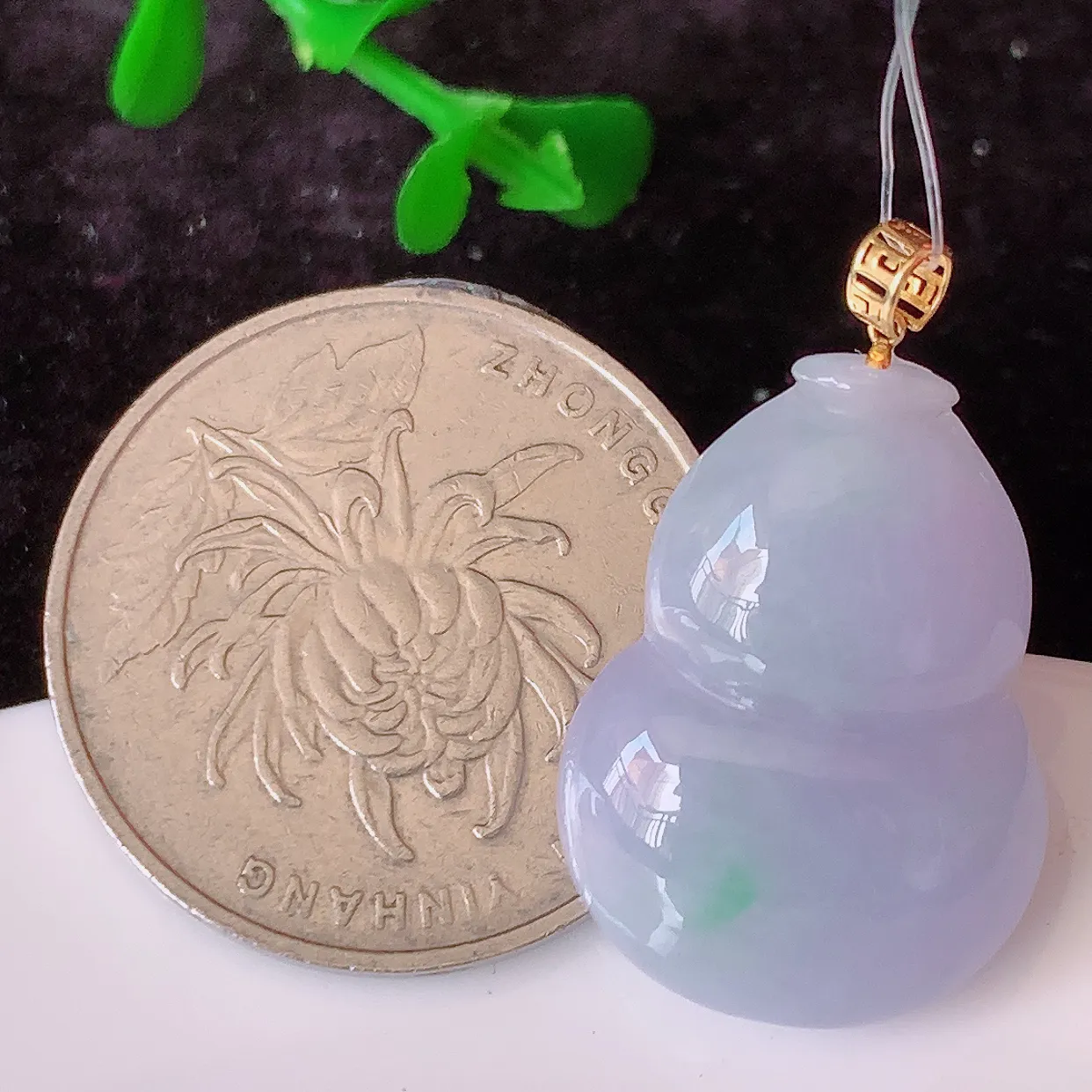 18K金镶嵌冰润春带彩翡翠葫芦吊坠，紫罗兰葫芦寓意福禄双全，财源滚滚，佩戴效果优雅迷人！#49.26