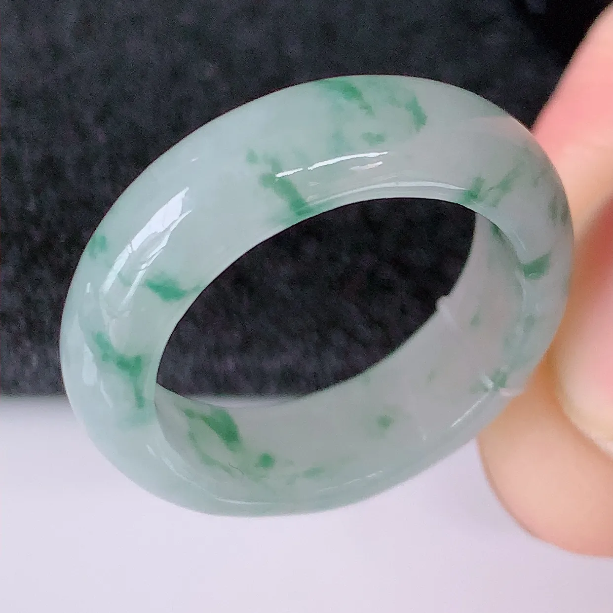 自然光实拍，17.2mm内径冰飘花翡翠指环，玉戒指，玉质莹润，好精美好冰润的指环，14圈口，上手纤巧！#49.29尺寸17.2*6*3.2