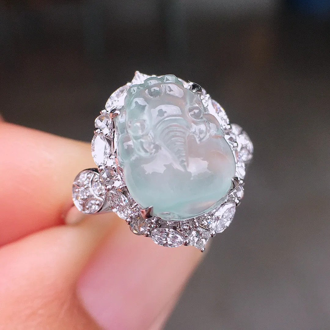 冰种貔貅戒指，玉质细腻，荧光感超
强，饱满圆润，尽显优雅气质，18k
金豪华镶嵌