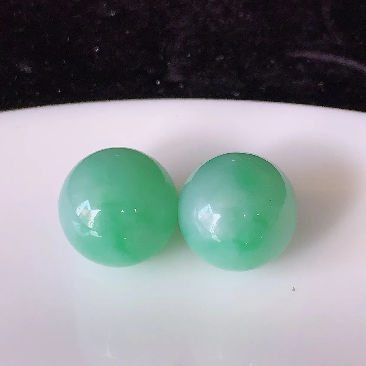 自然光实拍，冰润飘绿翡翠一对圆珠，转运珠吊坠，寓意“时来运转，财源滚滚” 寓意佳，荧光灼灼，转运珠佩戴时尚优雅！#05.26尺寸11