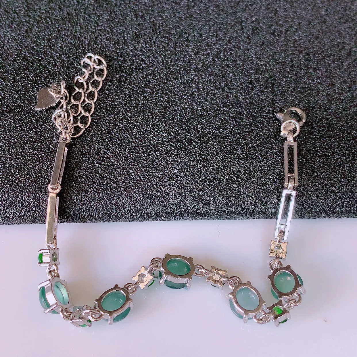 冰透满绿翡翠925银镶嵌手链，自然光实拍，翠色灵动，颜色漂亮，种老水足，品相佳，佩戴佳品！#97.26整体6*5.5*4.5裸石6*5.5