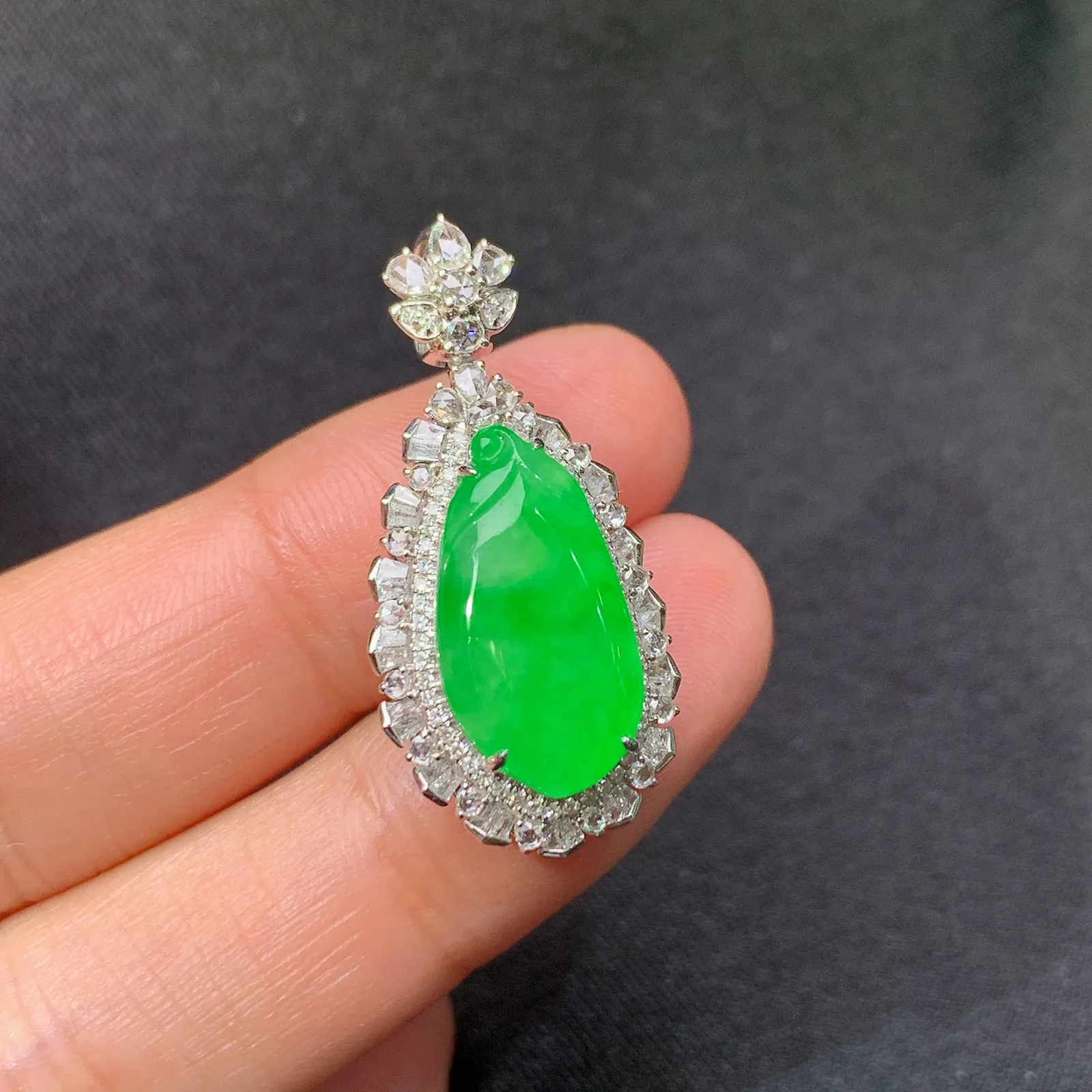 阳绿福瓜吊坠，18k金镶嵌，冰润色阳，玉质细腻，种水足 尺寸30.5*14.5*9.2